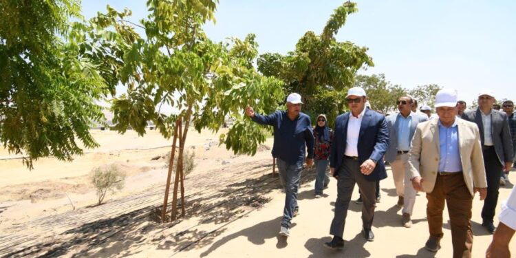وزير الإسكان يتفقد مشروع حدائق “تلال الفسطاط” بمصر القديمة بالقاهرة