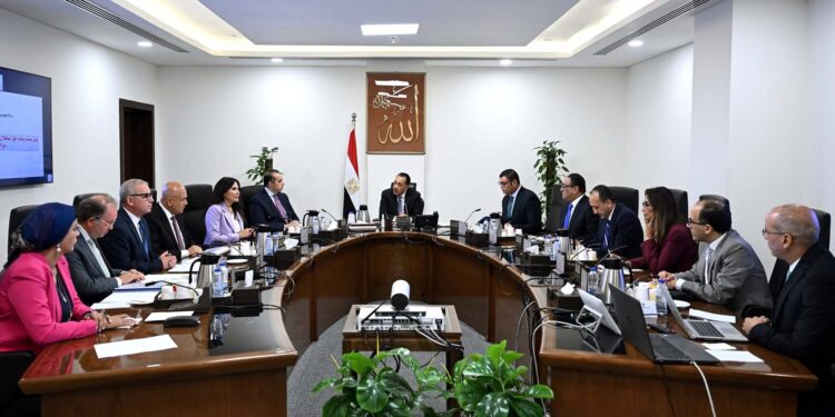 “مدبولي” يستعرض آليات تنفيذ مشروعات الكهرباء بالمدن الجديدة بالمشاركة مع القطاع الخاص