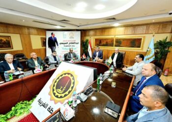 وزير الإسكان ومحافظ الغربية يستعرضان تنفيذ 599 محطة مياه شرب وصرف ومشروعات “حياة كريمة”