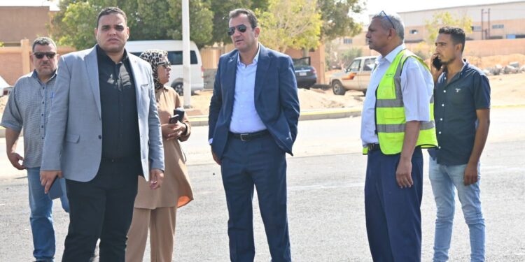 الشربيني يتابع موقف تطوير الطرق والمرافق بالمناطق الصناعية في العاشر من رمضان