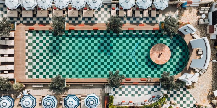 “بالم هيلز” تتعاقد مع شركة إماراتية لإطلاق أكبر نادٍ شاطئي في العالم بالساحل الشمالي