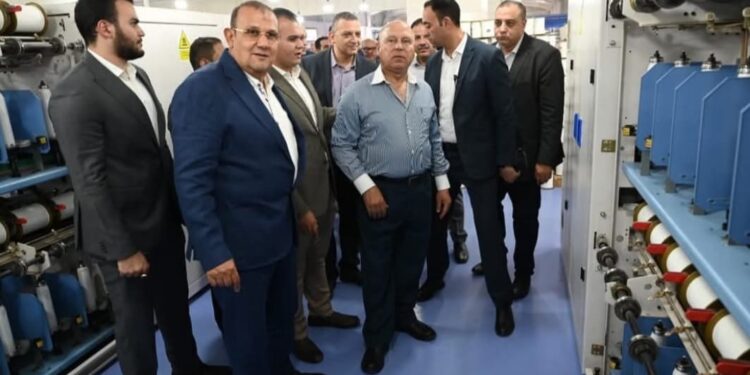 للوقوف على سير العملية الإنتاجية.. وزير الصناعة يتفقد مصنع «إيجي دينيم للنسيج» بالعاشر من رمضان