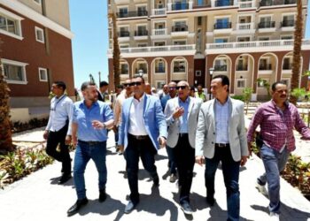 وزير الإسكان يتابع تسليم 514 وحدة سكنية وفيلا في مشروع “صواري” بالإسكندرية