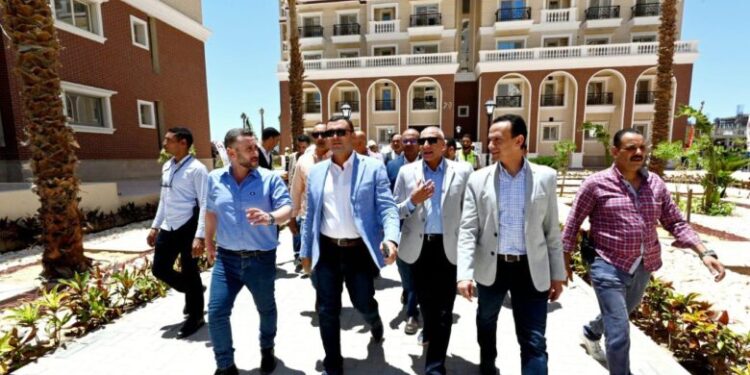 وزير الإسكان يتابع تسليم 514 وحدة سكنية وفيلا في مشروع “صواري” بالإسكندرية