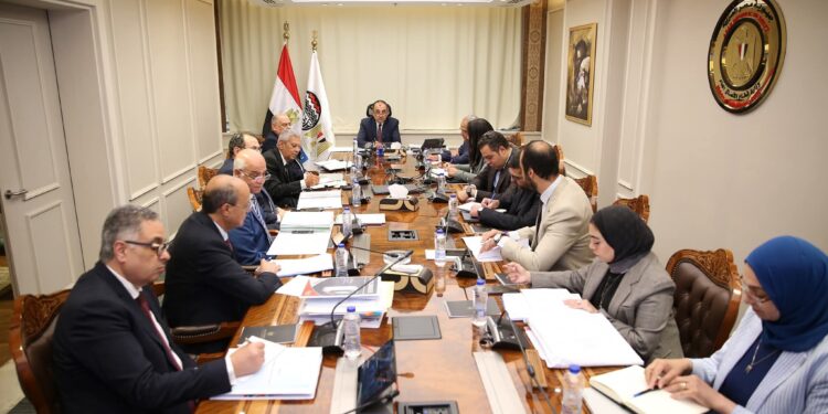 وزير قطاع الأعمال يجتمع مع الرؤساء التنفيذيين لمتابعة الأداء وتعزيز كفاءة الشركات