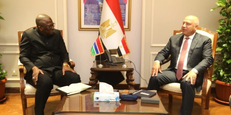 وزير الصناعة والنقل يبحث مع وزير الدفاع الجديد فرص التعاون والدعم الذي يمكن أن تقدمه مصر لقطاعي النقل والبنية التحتية والصناعة