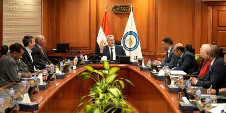 وزير البترول يبحث مع مسؤول “إكس كليبر” الإسبانية تنفيذ بحث جوى لأول مرة منذ 40 عاما لجذب استثمارات التعدين