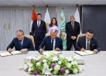 وزيرا التنمية المحلية والزراعة ومحافظ الوادي الجديد يشهدون توقيع بروتوكول لإنشاء أول مركز متكامل لانتاج الحرير الطبيعي بمدينة الخارجة