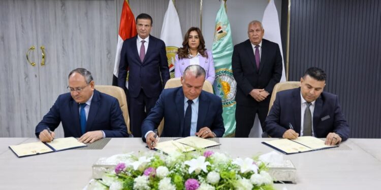 وزيرا التنمية المحلية والزراعة ومحافظ الوادي الجديد يشهدون توقيع بروتوكول لإنشاء أول مركز متكامل لانتاج الحرير الطبيعي بمدينة الخارجة