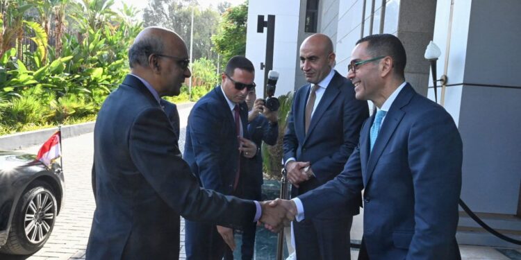 وزير الاستثمار والتجارة الخارجية يلتقي رئيس جمهورية سنغافورة على هامش منتدى الأعمال المصري–السنغافوري