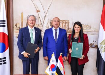 وزير الصناعةيشهد توقيع مذكرة تفاهم بين وزيرة التخطيط وسفير كوريا الجنوبية بشأن مشروع تطوير تكنولوجيا صيانة السيارات الخضراء في 4 مراكز    