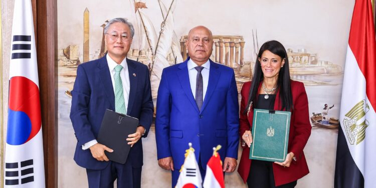 وزير الصناعةيشهد توقيع مذكرة تفاهم بين وزيرة التخطيط وسفير كوريا الجنوبية بشأن مشروع تطوير تكنولوجيا صيانة السيارات الخضراء في 4 مراكز    