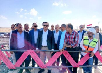 وزير الإسكان يتفقد مشروع إنشاء محطة لتحلية مياه البحر بمدينة العلمين الجديدة