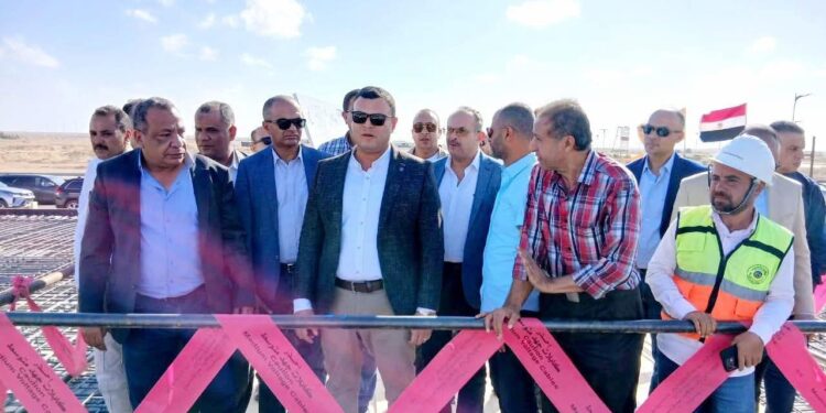 وزير الإسكان يتفقد مشروع إنشاء محطة لتحلية مياه البحر بمدينة العلمين الجديدة