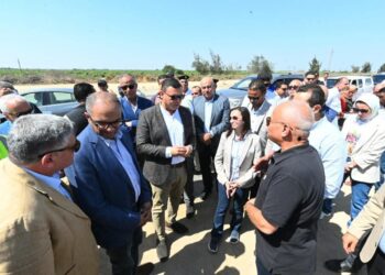 وزير الإسكان ومحافظ البحيرة يتفقدان مشروع ازدواج خط مياه وادي النطرون