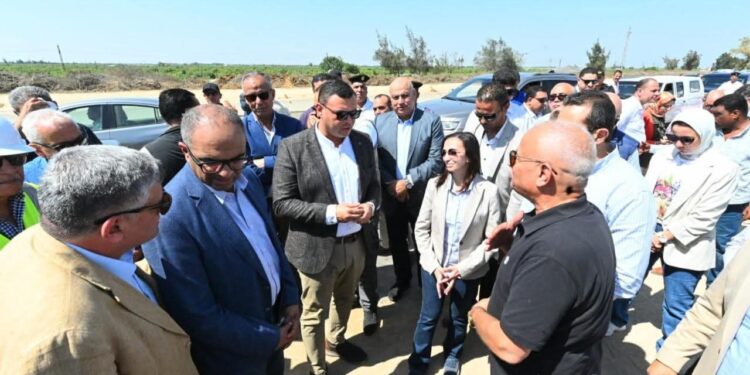 وزير الإسكان ومحافظ البحيرة يتفقدان مشروع ازدواج خط مياه وادي النطرون