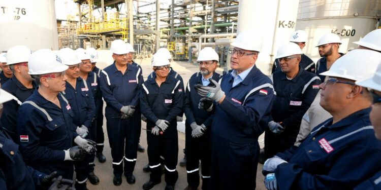 وزير البترول يتفقد مشروعات التطوير وزيادة الإنتاج وترشيد الطاقة بشركة العامرية لتكرير البترول