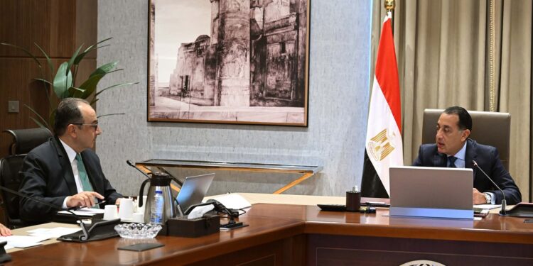 رئيس الوزراء يتابع جهود إعادة هيكلة وتطوير شركات الغزل والنسيج