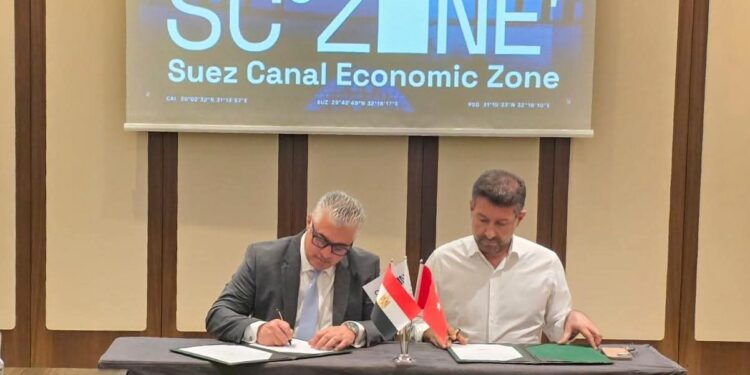 رئيس اقتصادية قناة السويس يوقع عقد مشروع (هايبر بلاستيك) للتدوير وحلول التغليف باستثمارات 40 مليون دولار بالقنطرة غرب