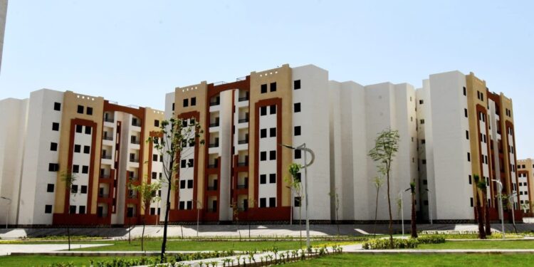 بشرى للحاجزين.. وزير الإسكان يسلم عقود وحدات الإعلانين العاشر والرابع عشر بـ«سكن لكل المصريين »