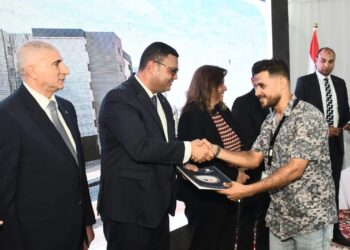 بشرى للحاجزين.. وزير الإسكان يسلم عقود وحدات الإعلانين العاشر والرابع عشر بـ«سكن لكل المصريين »