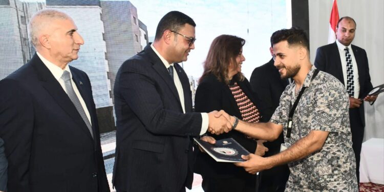 بشرى للحاجزين.. وزير الإسكان يسلم عقود وحدات الإعلانين العاشر والرابع عشر بـ«سكن لكل المصريين »
