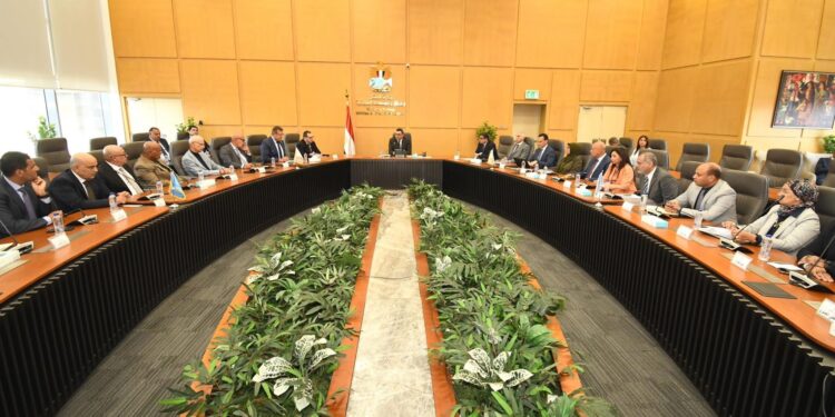 وزير الإسكان يناقش مع المطورين العقاريين إعداد الاستراتيجية الوطنية للعمران الأخضر و إنشاء منصة تصدير العقار