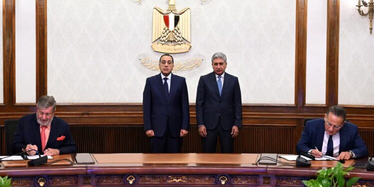 رئيس الوزراء يشهد توقيع اتفاقية شراكة استراتيجية بين مجموعة “صن رايز” الفندقية ومجموعة “ماينور” الدولية للضيافة