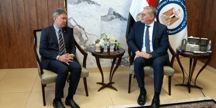 لتعظيم الفوائد الاقتصادية.. وزير البترول يبحث مع بتروناس الماليزية تعزيز الشراكة الاستراتيجية في مجال الغاز الطبيعي