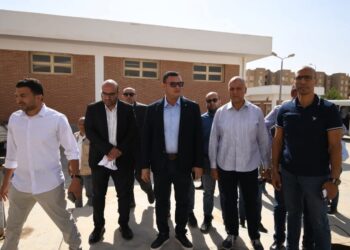 وزير الإسكان يتفقد محطة رفع صرف صحي ابني بيتك ٥ بمدينة حدائق أكتوبر