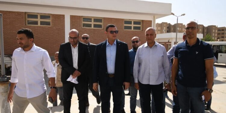 وزير الإسكان يتفقد محطة رفع صرف صحي ابني بيتك ٥ بمدينة حدائق أكتوبر