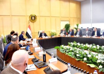 وزير الصناعة والنقل يلتقي وفد البنك الدولى لمتابعة عدد من المشروعات الجاري تنفيذها والتعاون المستقبلي في مجال النقل والصناعة