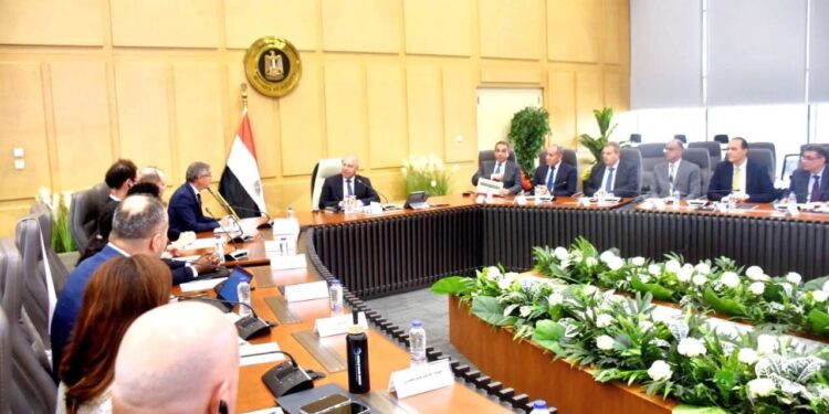 وزير الصناعة والنقل يلتقي وفد البنك الدولى لمتابعة عدد من المشروعات الجاري تنفيذها والتعاون المستقبلي في مجال النقل والصناعة