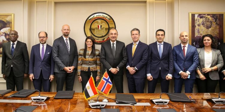 وزيرا قطاع الأعمال العام والتخطيط وسفير النرويج يشهدون توقيع خطابات نوايا لتمويل مشروع “دندرة” للطاقة الشمسية لتغذية مجمع “مصر للألومنيوم” بالطاقة النظيفة