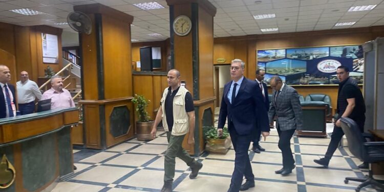 زيارة مفاجئة لوزير البترول لشركة بدر الدين يعقبها اجتماع مبكر لمتابعة خطط الإنتاج والسلامة