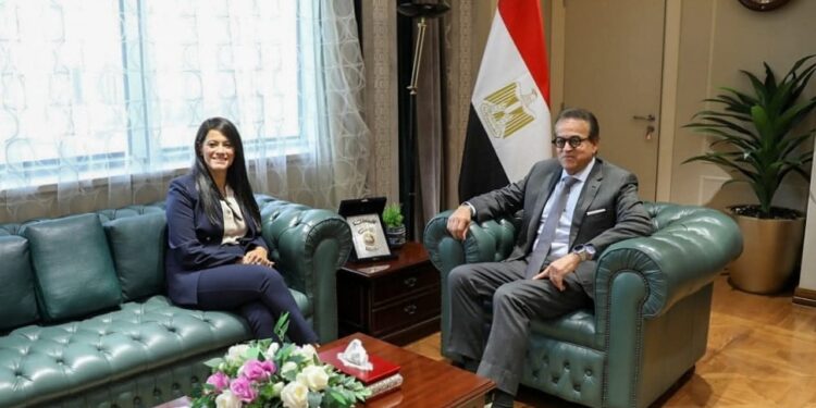 وزير الصحة يناقش مع وزيرة التخطيط معدلات الإنجاز بملف الاستثمارات وحجم الإنفاق على المشروعات والبرامج الصحية