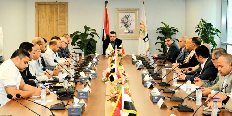 وزير الاسكان يعقد اجتماعًا مع رؤساء أجهزة عددٍ من مدن شرق القاهرة لمتابعة ملفات العمل