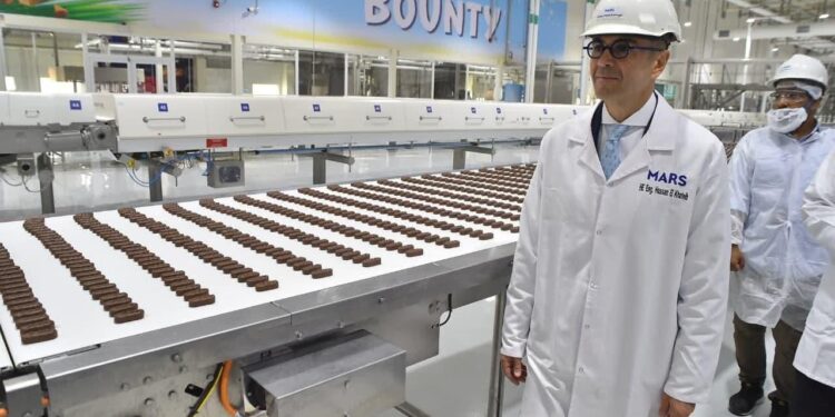 وزير الاستثمار يشهد تدشين خطوط الإنتاج الجديدة لشركة ” مارس” بالسادس من أكتوبر