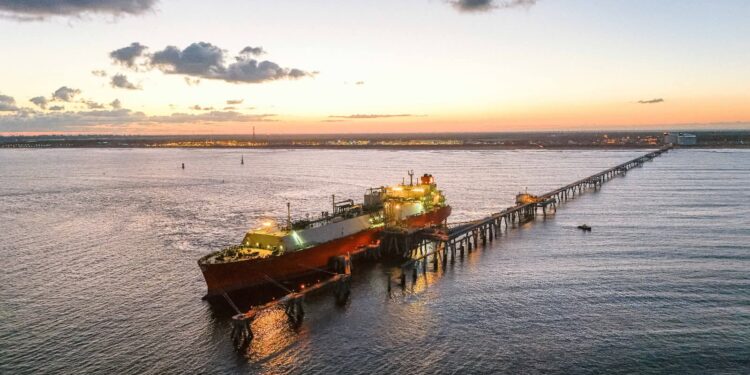 وزارة البترول والثروة المعدنية تٌعلن تصدير شحنة غاز جديدة إلى إيطاليا من مجمع ادكو للغاز المسال