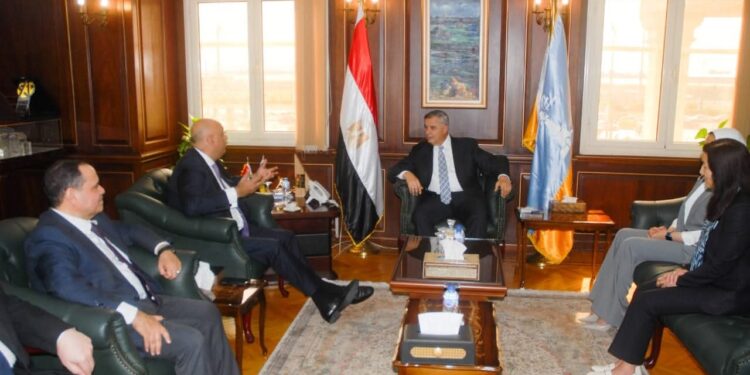 جهاز تنمية المشروعات يدرس التوسع في تمويل المشروعات الصناعية للشباب بالتعاون مع المحافظة