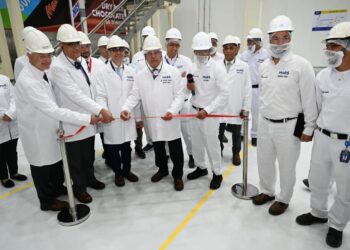 وزير الصناعة والنقل يفتتح خطي إنتاج جديدين بمصنع متخصص في الصناعات الغذائية باستثمارات امريكية 280 مليون دولار 