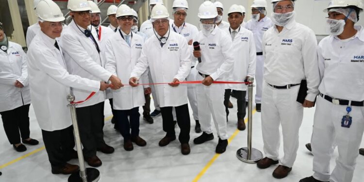 وزير الصناعة والنقل يفتتح خطي إنتاج جديدين بمصنع متخصص في الصناعات الغذائية باستثمارات امريكية 280 مليون دولار 