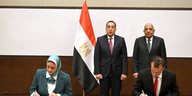 رئيس الوزراء يشهد مراسم توقيع اتفاقية تعاون بين الشركة المصرية لنقل الكهرباء وشركة “K&K” الإماراتية