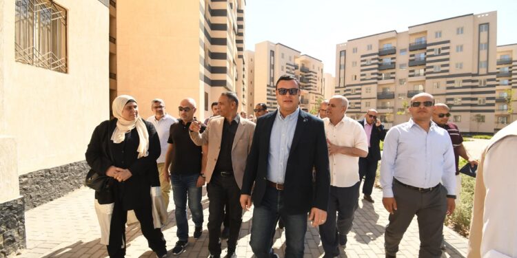 وزير الإسكان يتفقد وحدات المبادرة الرئاسية “سكن لكل المصريين” بمدينة العاشر من رمضان 