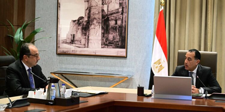 رئيس الوزراء يستعرض مع وزير قطاع الأعمال الفرص الاستثمارية المتوافرة في قطاع السياحة والتشييد