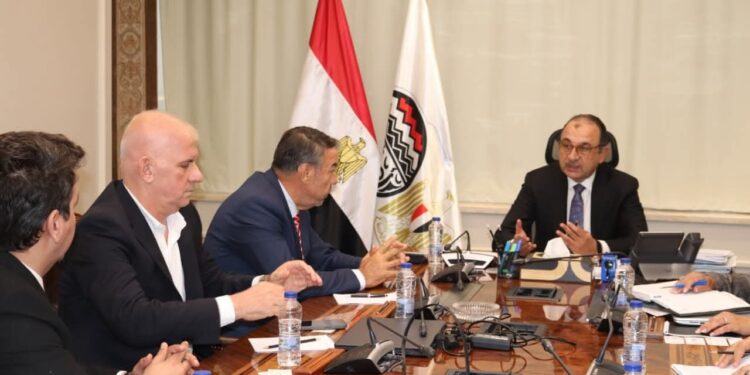 وزير قطاع الأعمال العام يستقبل رئيس مجموعة اروجلو العالمية لبحث فرص الاستثمار والتعاون في إدارة وتشغيل عدد من مصانع الغزل والنسيج الجديدة