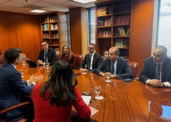 وزير الاستثمار يبحث مع شركة “بوينغ” العالمية تعزيز الشراكة الاستراتيجية في قطاع الطيران والنقل الجوي