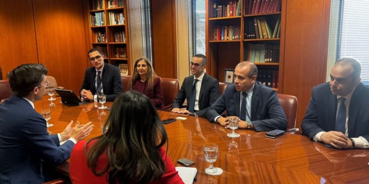 وزير الاستثمار يبحث مع شركة “بوينغ” العالمية تعزيز الشراكة الاستراتيجية في قطاع الطيران والنقل الجوي