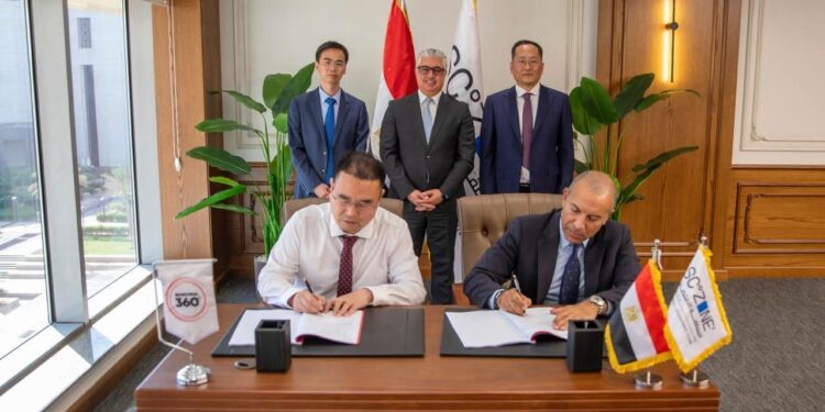 رئيس اقتصادية قناة السويس يشهد توقيع عقود 4 مشروعات جديدة بالمنطقة الصناعية بالسخنة باستثمارات تتجاوز 65 مليون دولار..