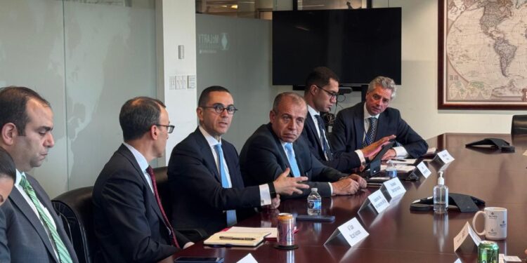 وزير الاستثمار يعقد مائدة مستديرة مع شركة الاستشارات الدولية McLarty Associates وكبار المستثمرين وخبراء أسواق المال الأمريكية